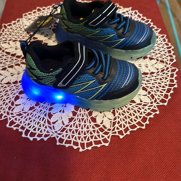 🎈🎈Nwt kids light up sneakers. Size 7 - Picture 3 of 5